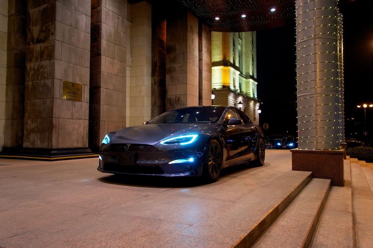 Tesla car rent в Москве Партийный переулок, 1