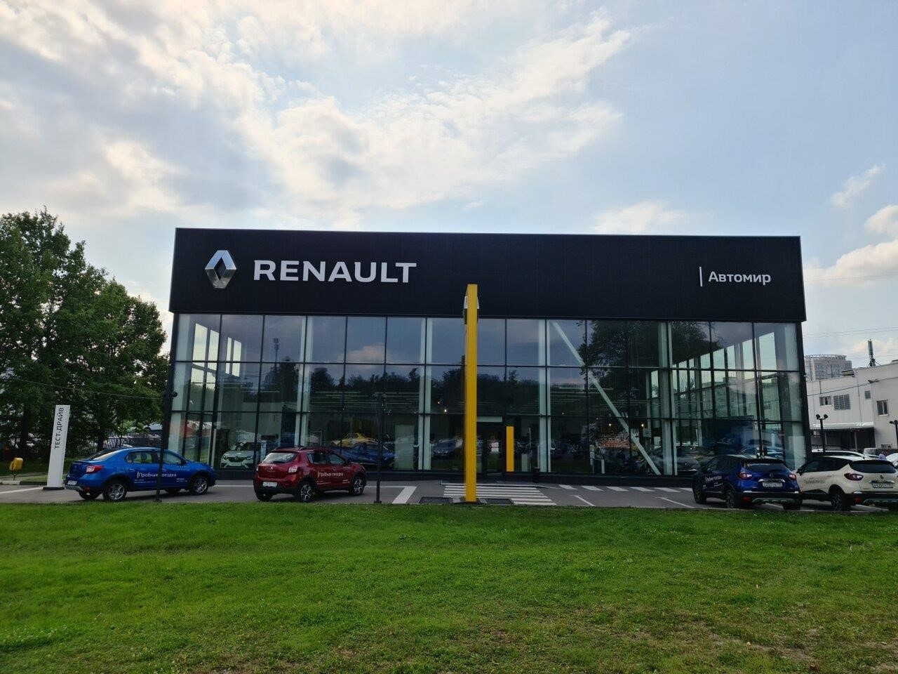 Автомир, официальный дилер Renault в Химках Ленинградское шоссе, вл18с1, вход Renault